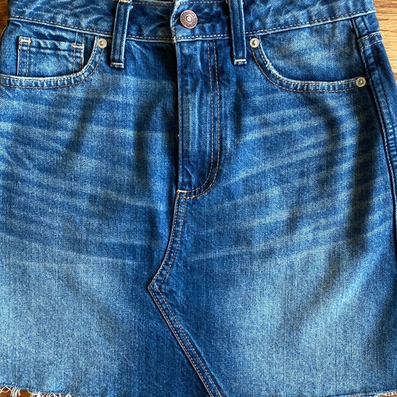 Abercrombie & Fitch Denim Raw Hem Skirt. NWOT. Size 24 - Picture 3 of 10